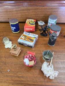 lot 42 image: Tiny dollhouse food & accessories