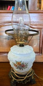 lot 50 image: vintage Gone With the Wind (GWTW) style lamp
