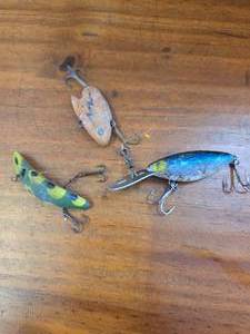 lot 52 image: Lot of 3 fishing lures, blue and frog