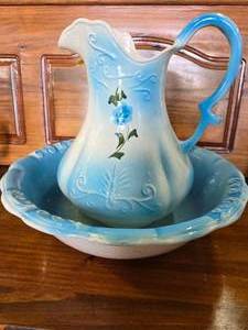 lot 60 image: Vintage Water Pitcher and basin