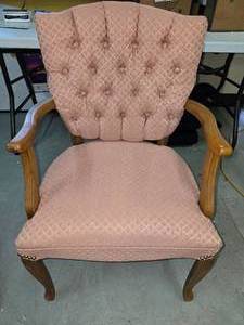 lot 116 image: Vintage queen Anne chair