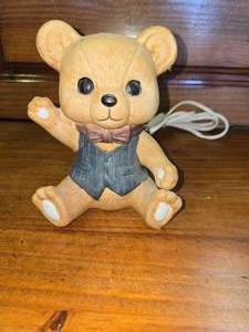 lot 117 image: Teddy bear lamp