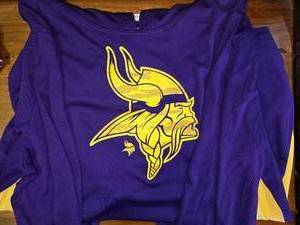 lot 122 image: Medium Vikings long sleeve shirt with hood