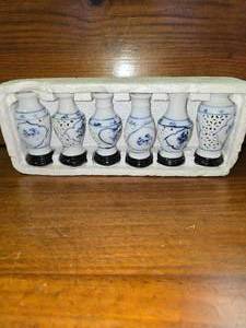 lot 136 image: 6 blue and white bud vases