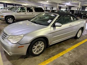 lot 17 image: 2008 Chrysler Sebring Touring Convertible