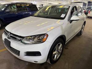 lot 22 image: 2013 Volkswagen Touareg Hybrid AWD