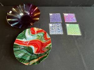 lot 18 image: Set of 2 Decorative Fluted Glass Bowls and 7 Holographic Glass Coasters