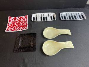 lot 30 image: Set of 6 Artistic Signed Glass and Ceramic Trays and Spoons