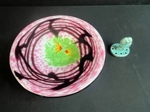 lot 42 image: Shawnee Seahorse Flower Frog with Art Pottery Bowl and Fish Motif