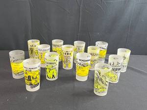 lot 122 image: Set of 13 Vintage State Souvenir Frosted Drinking Glasses