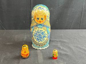 lot 130 image: Set of 3 Russian Nesting Dolls Hand-Painted Matryoshka
