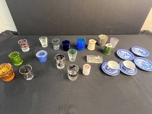 lot 160 image: Vintage Blue Willow Japan Tea Cups, Saucers, and Shenango China Plates Collection