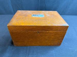 lot 82 image: Vintage Wooden Humidor Box with Lined Interior