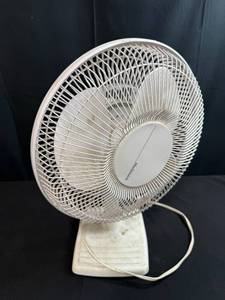 lot 154 image: Holmes Oscillating Table Fan 18 Inch White