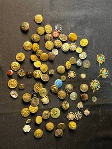 lot 207 image: Vintage and Decorative Brass Metal Buttons Assortment