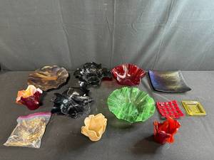 lot 246 image: Collection of Decorative Art Glass Bowls and Trays Assorted Colors