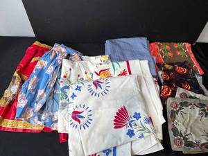 lot 270 image: Collection of Vintage and Holiday-Themed Table Linens and Fabric Napkins