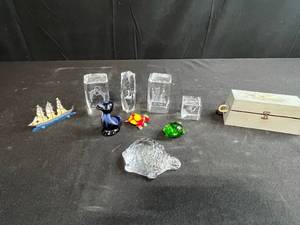 lot 292 image: Collection of Crystal and Glass Mini Figurines, Sweden Handmade Crystal, and Decor Box