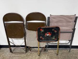 lot 324 image: Assorted Folding Chairs and Vintage TV Tray Table
