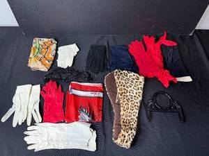 lot 341 image: Vintage Ladies Glove and Accessories Collection