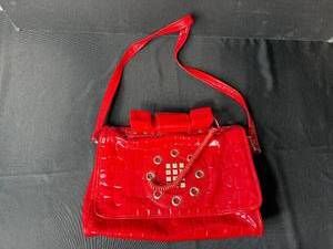 lot 344 image: Red Faux Croc Purse with Novelty Telephone Handset Design - wiring for actual phone (untested)