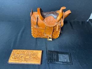 lot 345 image: Tooled Leather Saddle Purse with Floral Wallet and Card Holder
