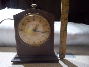 lot 8 image: Hammond electric mantel clock