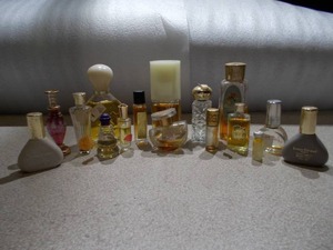 lot 9 image: assorted vintage miniature perfume bottles