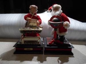 lot 10 image: This is a vintage 1993 Holiday Creations Santas Workshop musical and lighted Christmas scene.