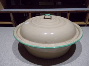 lot 19 image: Enamel BowlPan with Lid