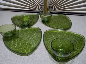 lot 29 image: This is a vintage Indiana Glass or Anchor Hocking Daisy & Button triangle snack set