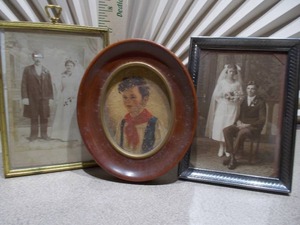 lot 54 image: This is an antique convex glass or bubble glass portrait, popular from around 1880 to 1920.