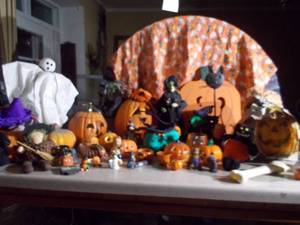 lot 244 image: Halloween Items