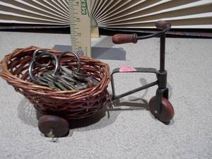 lot 93 image: Vintage Keys in a Trike