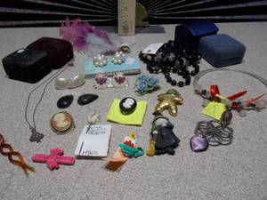 lot 98 image: Vintage Jewelry and Items