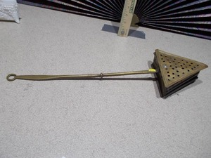 lot 123 image: This is a vintage brass bed warmer, also known as a warming pan