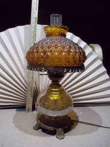 lot 125 image: This is a vintage mid-century modern amber glass hurricane table lamp