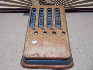lot 128 image: This is a vintage tin litho toy adding machine,