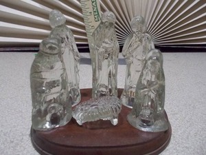 lot 143 image: This is a vintage clear glass nativity set