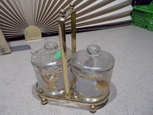 lot 145 image: This is a vintage mid-century modern Jeannette Glass Co. condiment set with a gold-tone caddy.