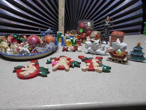 lot 160 image: The image displays a collection of assorted vintage Christmas decorations and ornaments