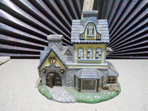 lot 172 image: This is a PartyLite Olde World Village Candle Shoppe Tealight House