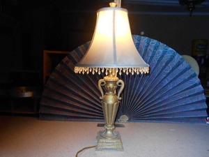 lot 180 image: a vintage Stiffel urn-style brass table lamp