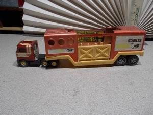lot 260 image: vintage Buddy L Stables truck and trailer