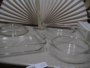 lot 286 image: This collection features vintage tempered clear glass bakeware