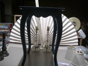 lot 290 image: side table or accent table