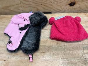 lot 128 image: Children s winter hats (lot of 2)