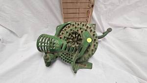 lot 13 image: Vintage Cast Iron Hand Crank Corn Sheller