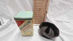 lot 17 image: Premium Saltine Tin and Vintage Fluted Cake Pan