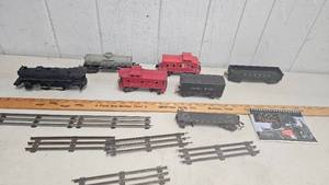 lot 22 image: Lionel Lines Train Set as Pictured, 6 CarsTracks)